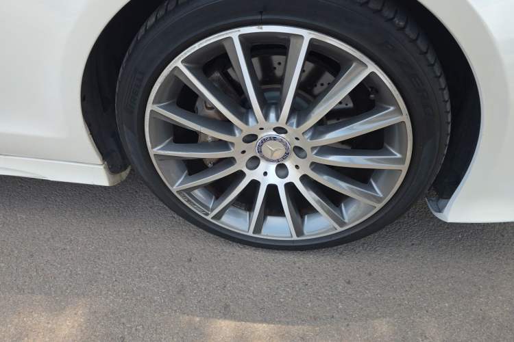 Used Mercedes-Benz CLS 2016 CLS 320 Elegant Edition Right Front Wheel Hub