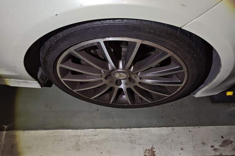 Used Mercedes-Benz CLS 2016 CLS 320 Elegant Edition Right Front Wheel Hub