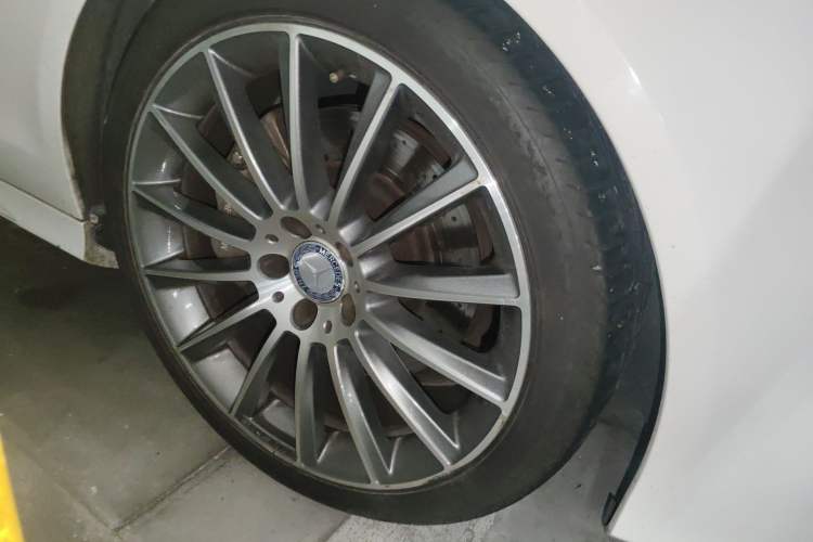 Used Mercedes-Benz CLS 2016 CLS 320 Elegant Edition Right Front Wheel Hub