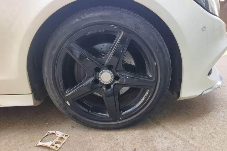 Used Mercedes-Benz CLS 2016 CLS 260 Elegant Edition Right Front Wheel Hub