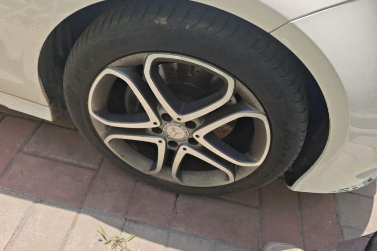 Used Mercedes-Benz CLS 2016 CLS 260 Elegant Edition Right Front Wheel Hub