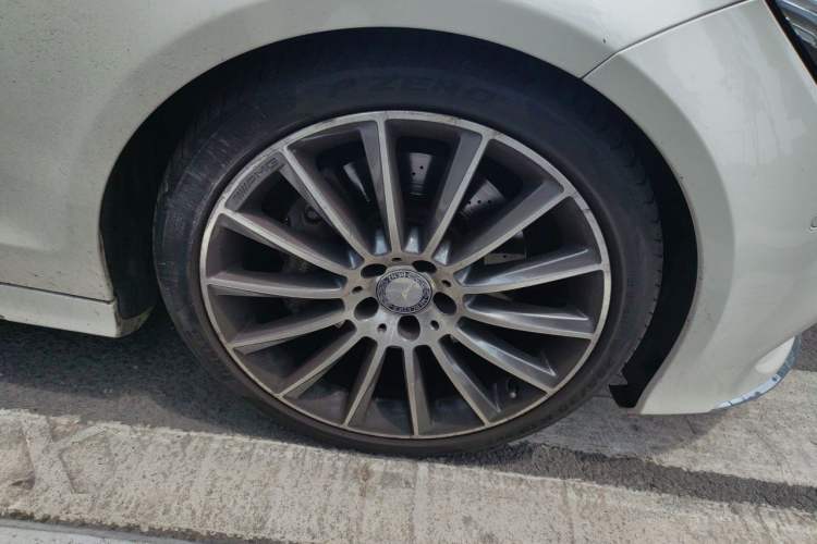 Used Mercedes-Benz CLS 2016 CLS 320 Elegant Edition Right Front Wheel Hub