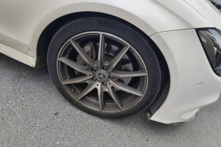 Used Mercedes-Benz CLS 2016 CLS 320 Elegant Edition Right Front Wheel Hub