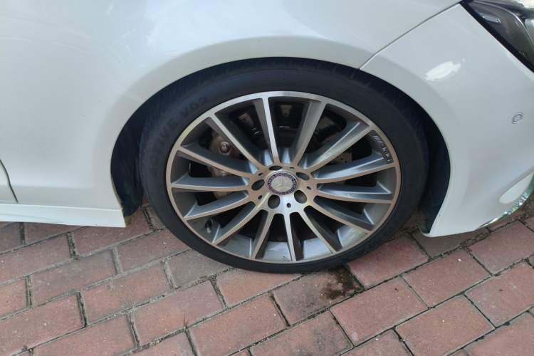 Used Mercedes-Benz CLS 2016 CLS 320 Elegant Edition Right Front Wheel Hub
