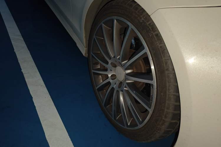 Used Mercedes-Benz CLS 2016 CLS 320 Elegant Edition Right Front Wheel Hub