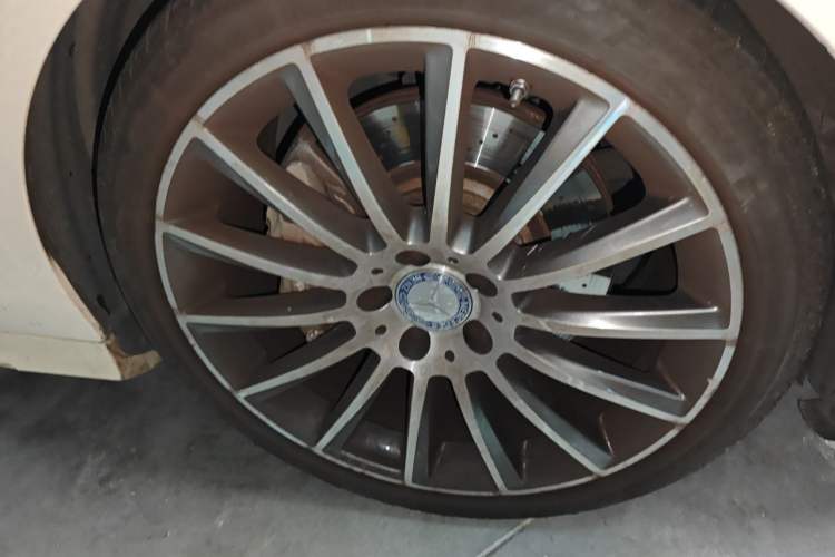 Used Mercedes-Benz CLS 2016 CLS 320 Elegant Edition Right Front Wheel Hub