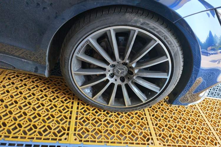 Used Mercedes-Benz CLS 2017 CLS 320 Elegant Edition Right Front Wheel Hub