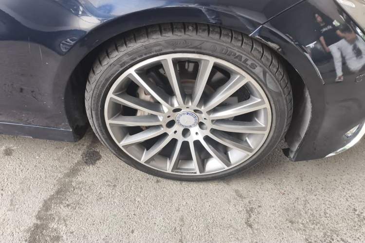 Used Mercedes-Benz CLS 2017 CLS 320 Elegant Edition Right Front Wheel Hub