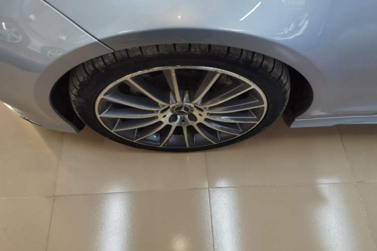 Used Mercedes-Benz CLS 2017 CLS 320 Elegant Edition Left Front Wheel Hub