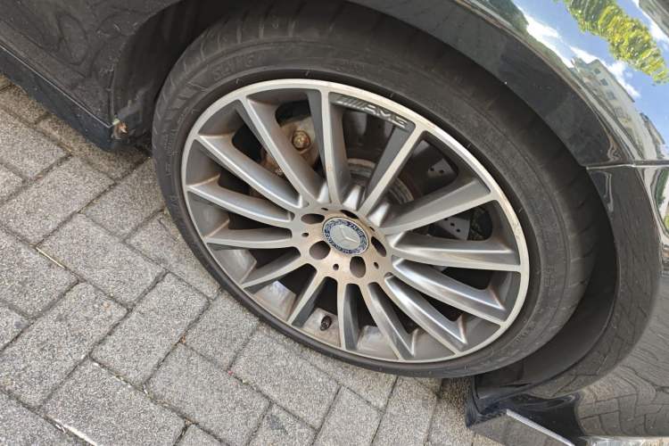 Used Mercedes-Benz CLS 2017 CLS 320 Elegant Edition Right Front Wheel Hub