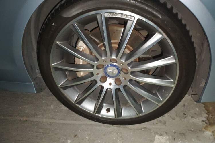 Used Mercedes-Benz CLS 2017 CLS 320 Elegant Edition Right Front Wheel Hub