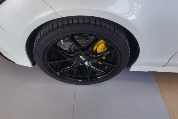 Used Mercedes-Benz CLS 2017 CLS 320 Elegant Edition Left Front Wheel Hub