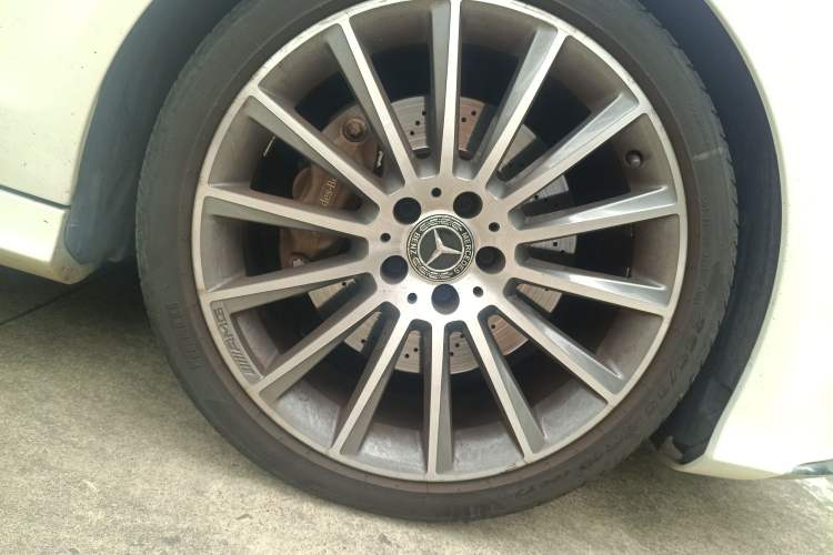 Used Mercedes-Benz CLS 2017 CLS 320 Elegant Edition Right Front Wheel Hub