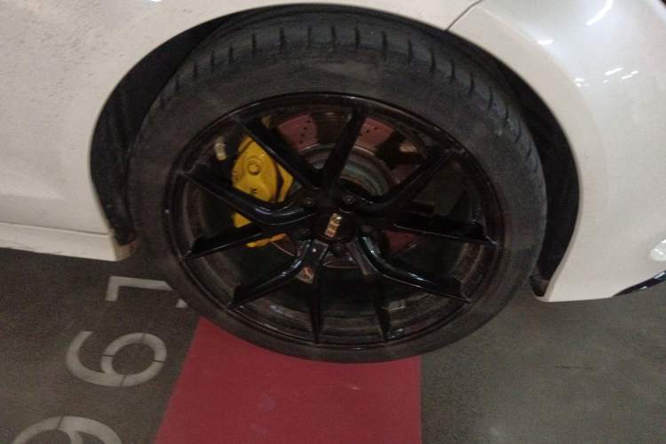Used Mercedes-Benz CLS 2017 CLS 320 Elegant Edition Right Front Wheel Hub