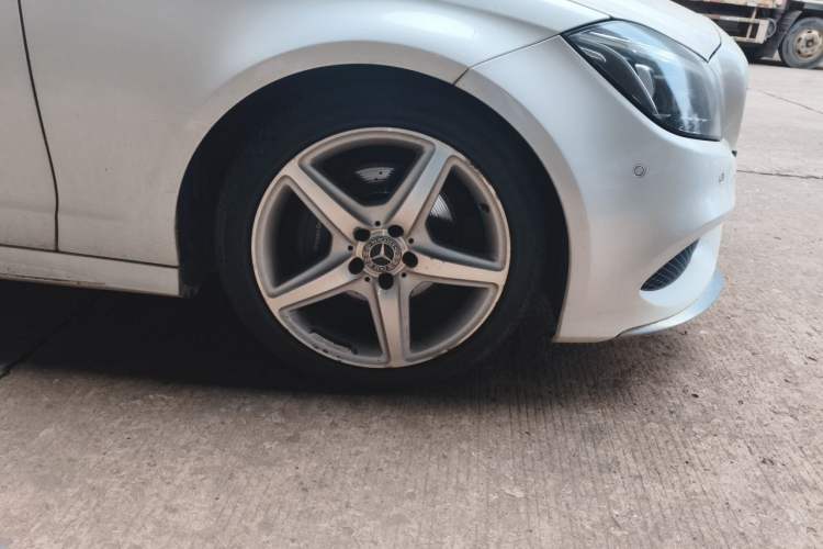 Used Mercedes-Benz CLS 2017 CLS 260 Elegant Edition Right Front Wheel Hub