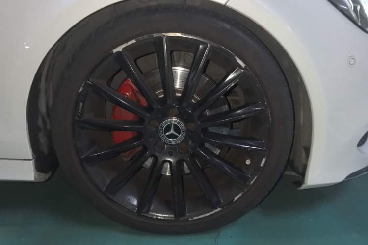 Used Mercedes-Benz CLS 2017 CLS 320 Elegant Edition Right Front Wheel Hub