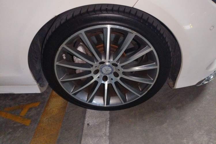 Used Mercedes-Benz CLS 2017 CLS 320 Elegant Edition Right Front Wheel Hub