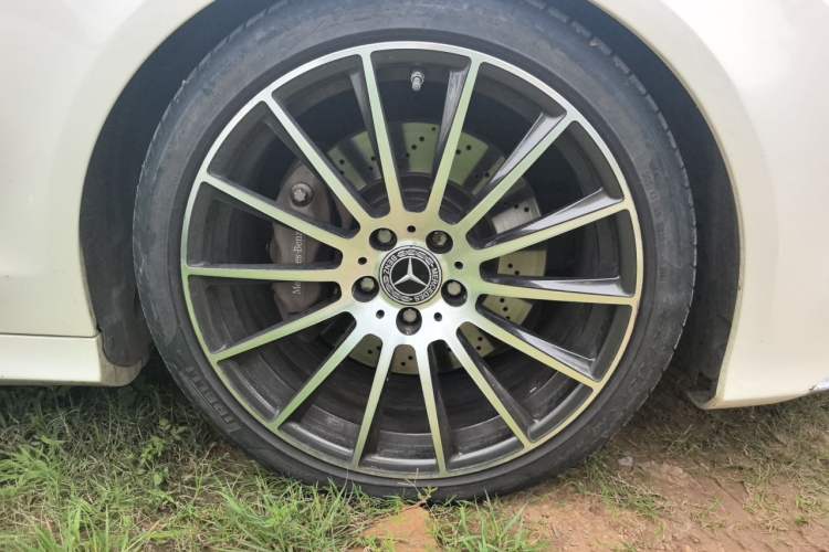 Used Mercedes-Benz CLS 2017 CLS 320 Elegant Edition Right Front Wheel Hub