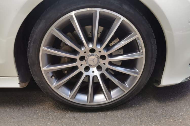 Used Mercedes-Benz CLS 2017 CLS 320 Elegant Edition Right Front Wheel Hub
