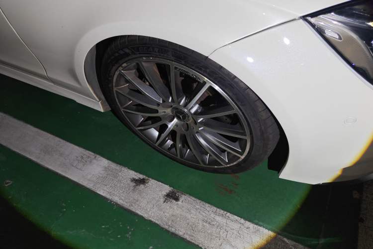 Used Mercedes-Benz CLS 2017 CLS 320 Elegant Edition Right Front Wheel Hub