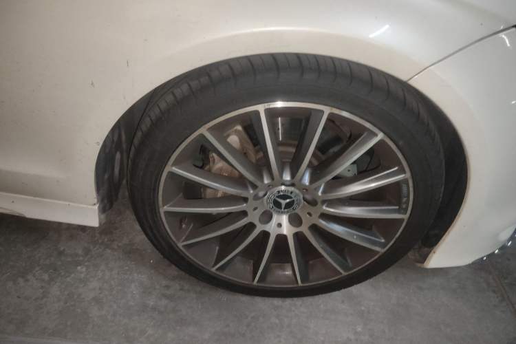 Used Mercedes-Benz CLS 2017 CLS 320 Elegant Edition Right Front Wheel Hub