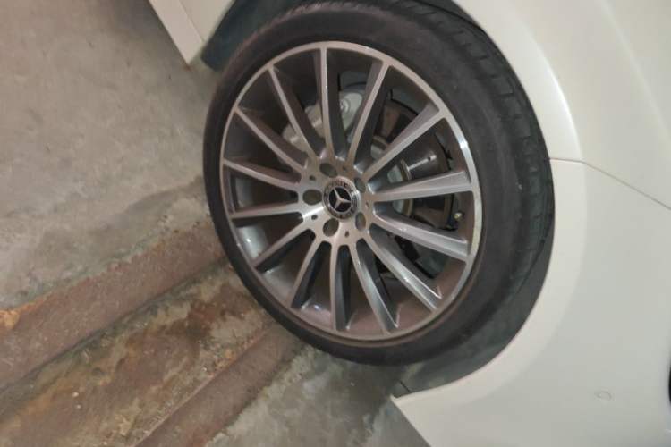 Used Mercedes-Benz CLS 2017 CLS 320 Elegant Edition Right Front Wheel Hub