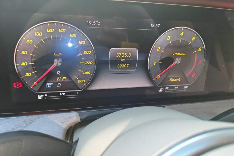 Used Mercedes-Benz CLS 2018 CLS 300 Dynamic Edition Odometer Close Up