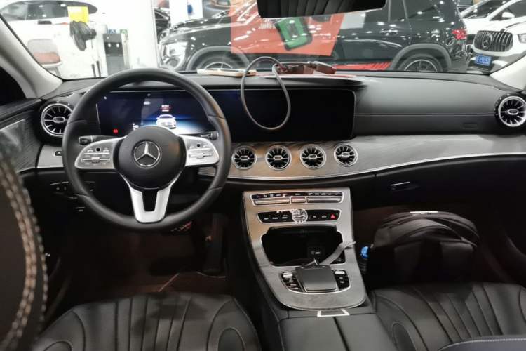 Used Mercedes-Benz CLS 2018 CLS 300 Luxury Model Center Console