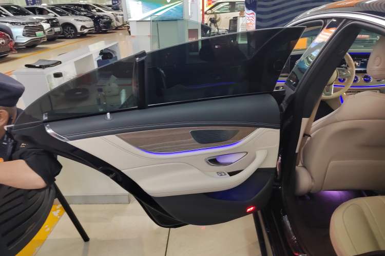 Used Mercedes-Benz CLS 2018 CLS 300 Luxury Model Interior 8