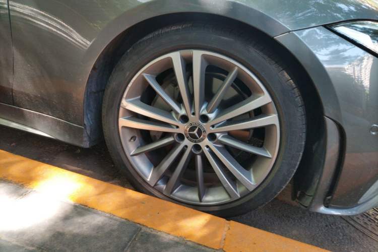 Used Mercedes-Benz CLS 2018 CLS 300 Dynamic Edition Right Front Wheel Hub