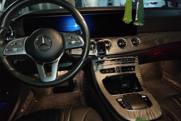 Used Mercedes-Benz CLS 2018 CLS 300 Dynamic Edition Center Console