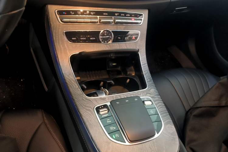 Used Mercedes-Benz CLS 2018 CLS 300 Dynamic Edition Gear Lever