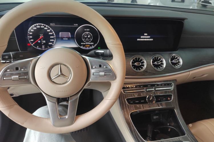 Used Mercedes-Benz CLS 2018 CLS 300 Dynamic Edition Center Console