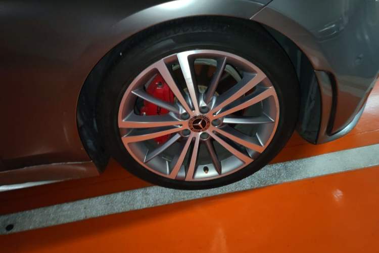 Used Mercedes-Benz CLS 2018 CLS 300 Luxury Model Right Front Wheel Hub