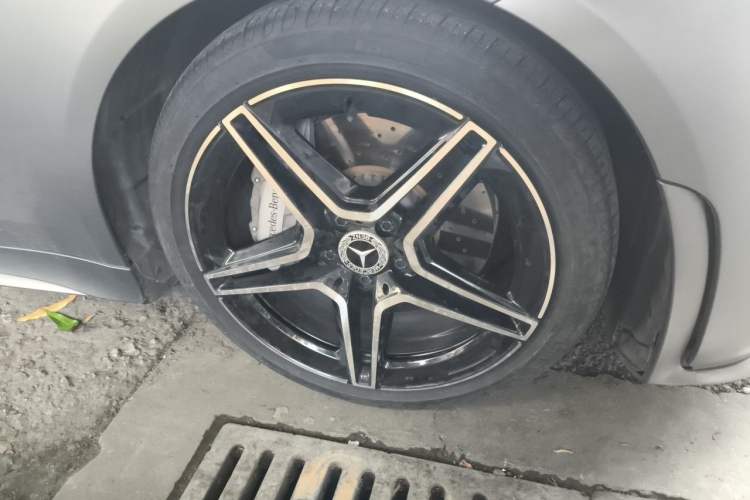 Used Mercedes-Benz CLS 2018 CLS 350 4MATIC Avantgarde Special Edition Right Front Wheel Hub