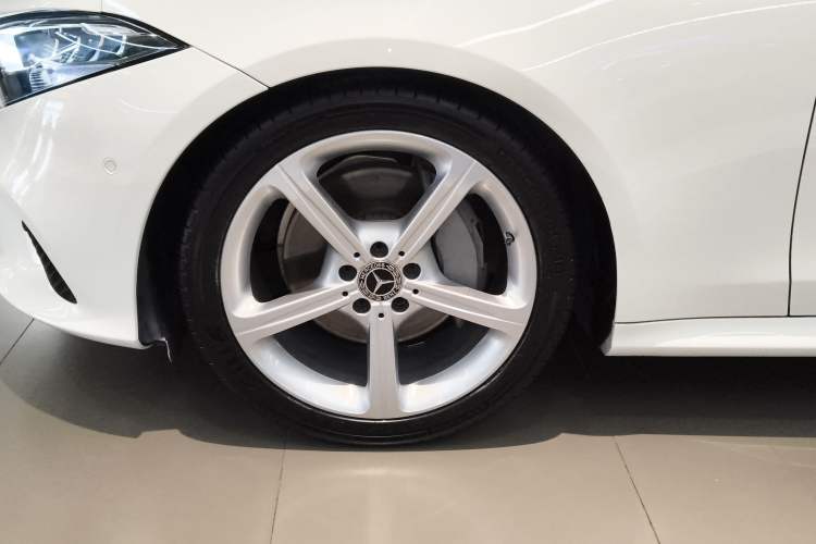 Used Mercedes-Benz CLS 2018 CLS 300 Dynamic Edition Left Front Wheel Hub