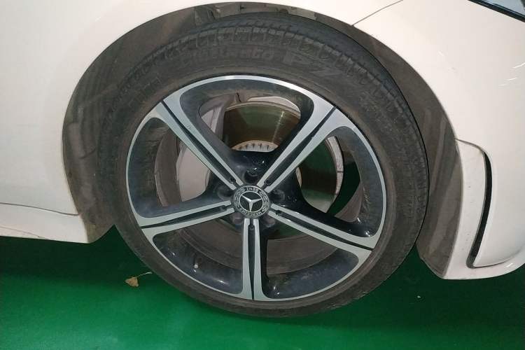 Used Mercedes-Benz CLS 2018 CLS 350 4MATIC Right Front Wheel Hub