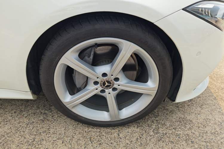 Used Mercedes-Benz CLS 2018 CLS 300 Dynamic Edition Right Front Wheel Hub