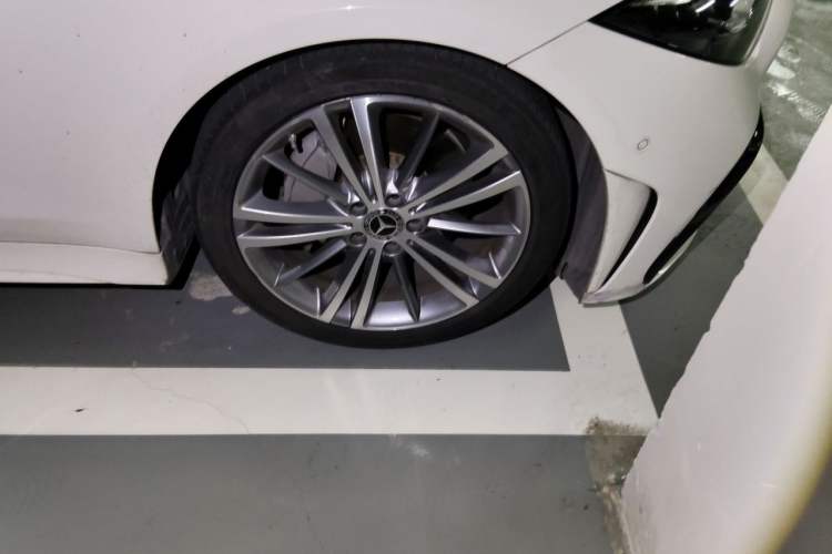 Used Mercedes-Benz CLS 2021 Refreshed CLS 300 Dynamic Edition Right Front Wheel Hub