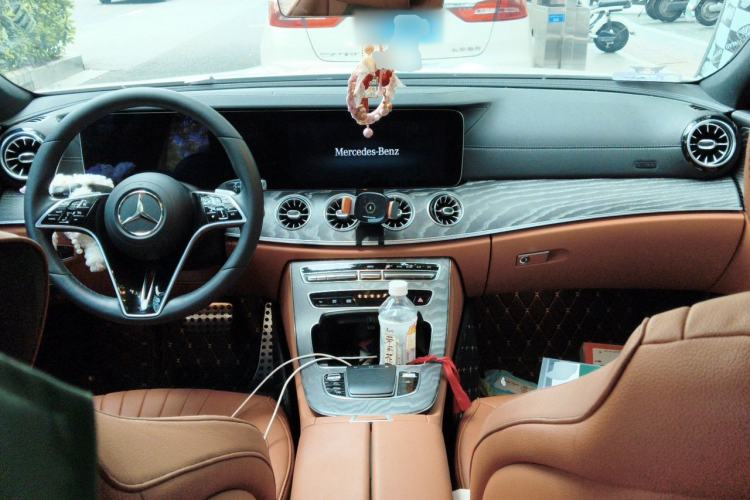 Used Mercedes-Benz CLS 2023 Refreshed CLS 300 Dynamic Edition Center Console