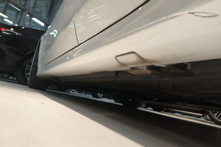 Used Mercedes-Benz CLS 2023 Refreshed CLS 300 Dynamic Edition Left Side Sill
