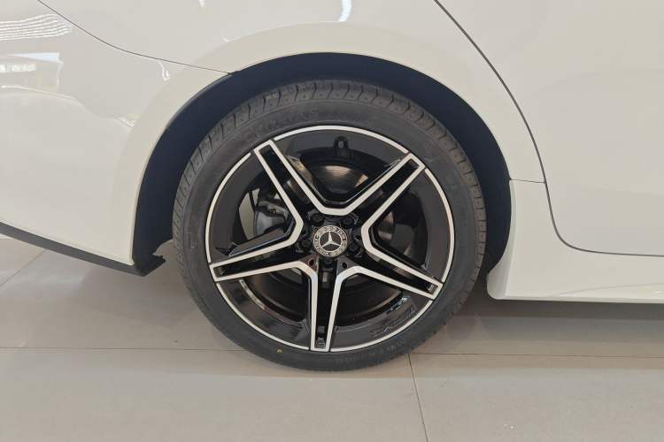 Used Mercedes-Benz CLS 2023-Year Restyled CLS 260 Right Rear Wheel Hub