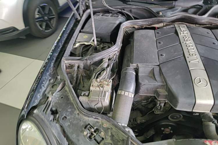 Used Mercedes-Benz E-Class 2004 E 240 Engine Bay Right