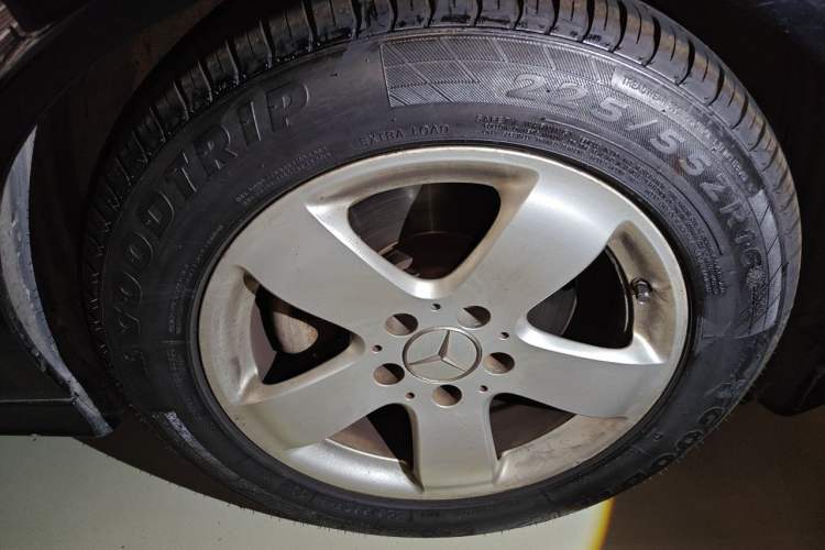 Used Mercedes-Benz E-Class 2006 E 280 Elegant Model Right Front Wheel Hub