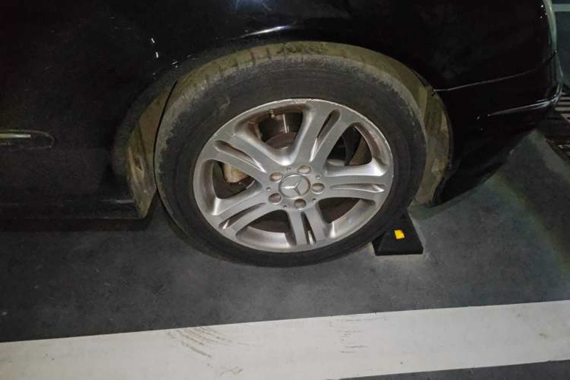 Used Mercedes-Benz E-Class 2007 E 280 Fashion Model Right Front Wheel Hub