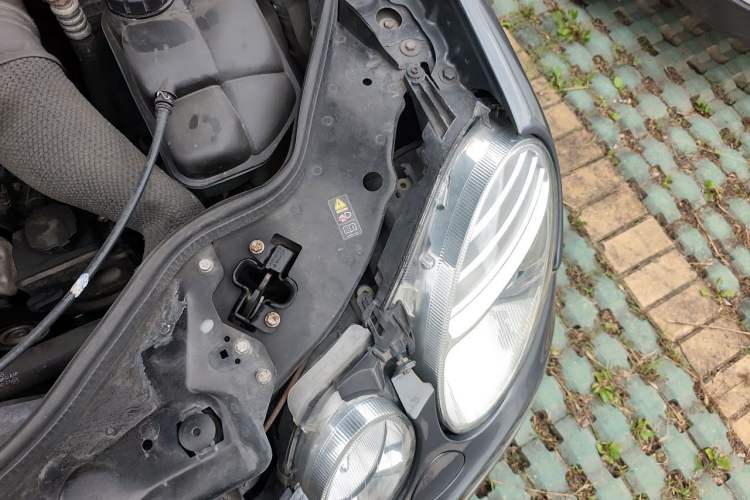 Used Mercedes-Benz E-Class 2007 E 280 Fashion Model Engine Bay Left