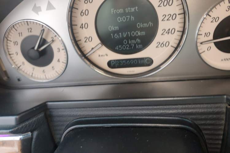 Used Mercedes-Benz E-Class 2007 E 280 Fashion Model Odometer Close Up