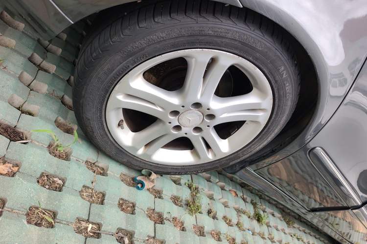 Used Mercedes-Benz E-Class 2007 E 280 Fashion Model Right Front Wheel Hub