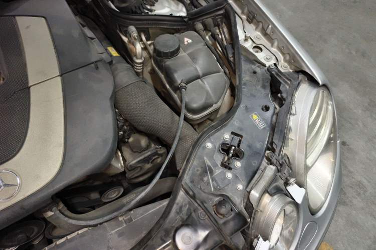 Used Mercedes-Benz E-Class 2007 E 230 Fashion Model Engine Bay Left