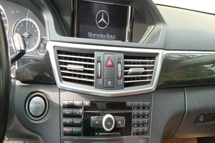 Used Mercedes-Benz E-Class 2009 E 300 Fashion Model Audio And AC Panel